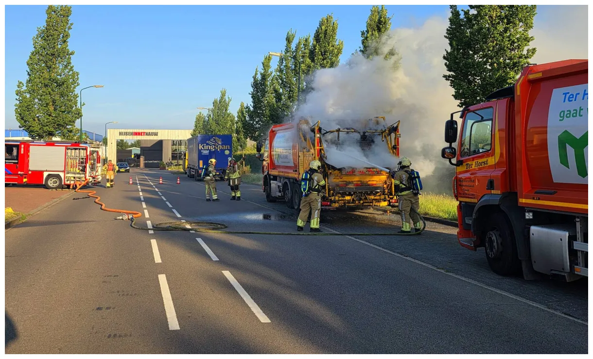 Vlammen slaan uit vuilniswagen in veenendaal