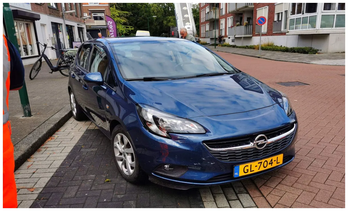 Vrachtwagen veroorzaakt schade aan auto's bij de jumbo in veenendaal