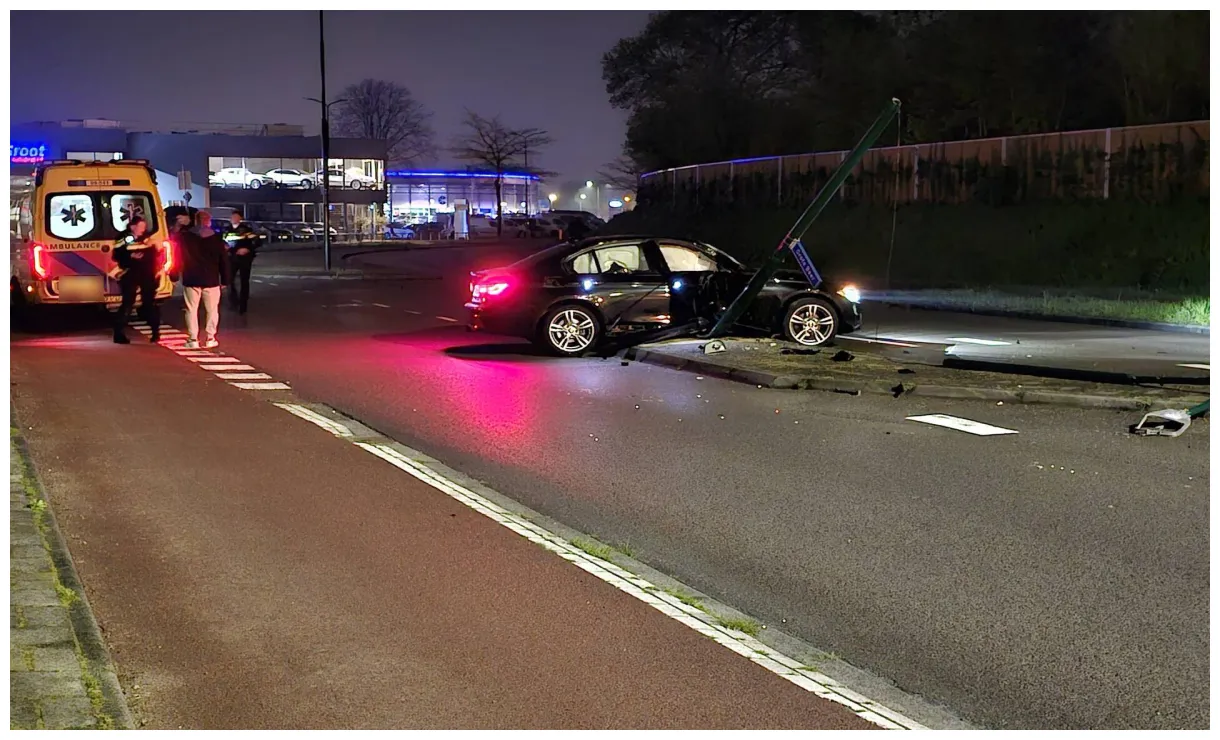 Automobilist in veenendaal botst tegen lantaarnpaal
