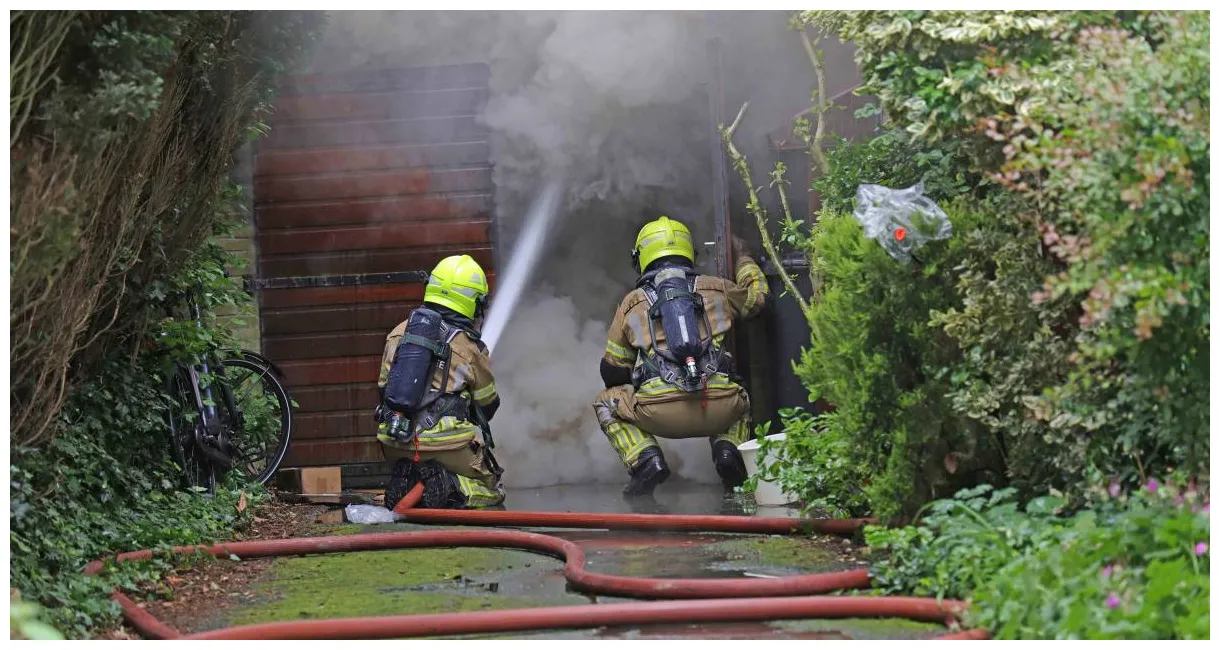Brand in garage van woning in Waalwijk: hulpdiensten adviseren ramen en