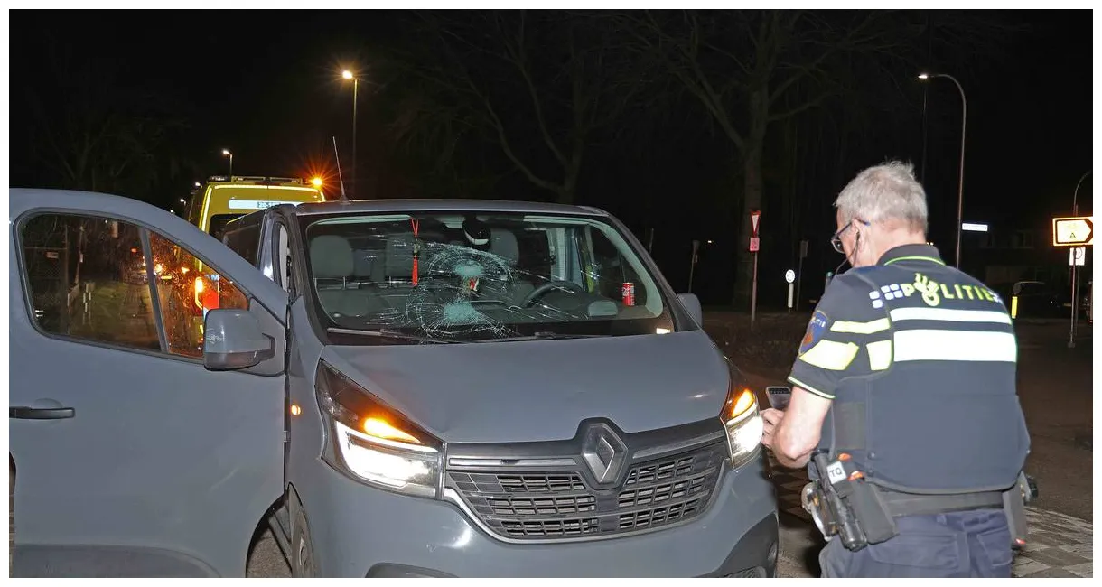 Fietser belandt op voorruit van busje in Waalwijk | 112 nieuws Waalwijk