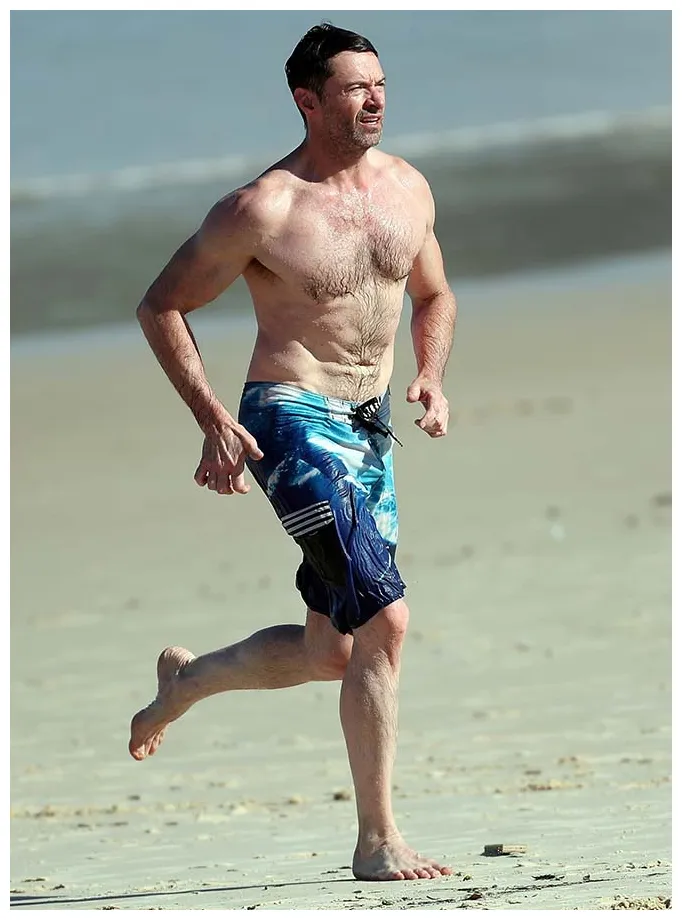 Aos 50 anos, hugh jackman exibe os músculos em dia de praia ofuxico