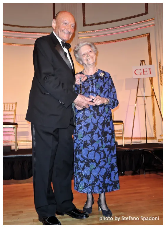 Riceve il "gei award" new york, 16 aprile 2015