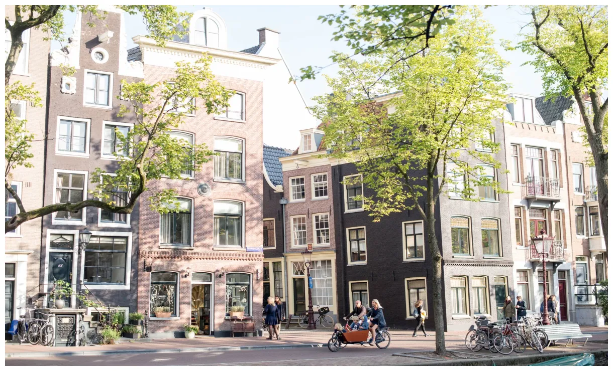 Travel guide blonde atlas