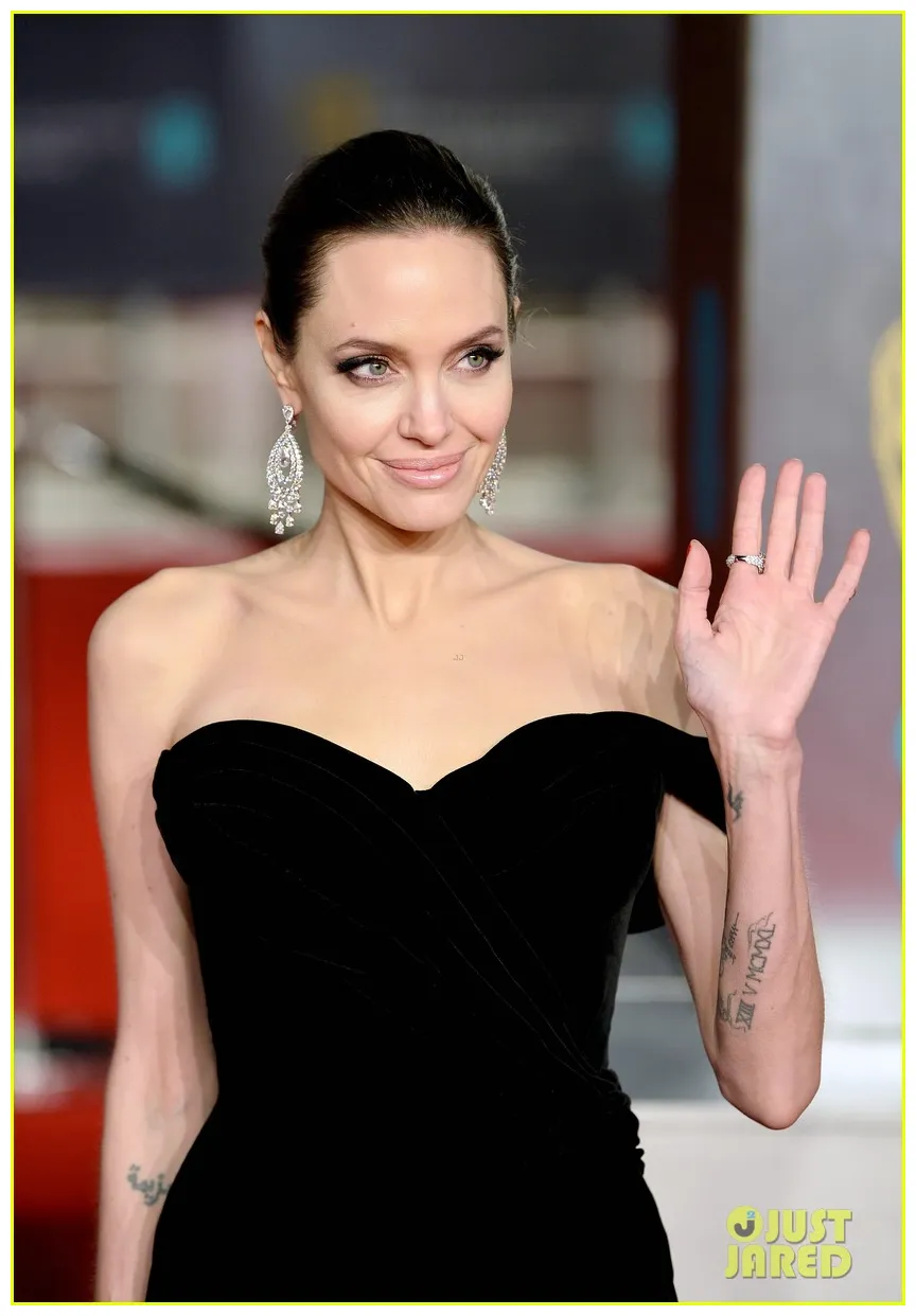 Stuns at baftas 2018 in sleek black dress 4035080