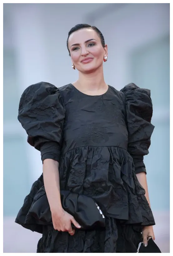 Arisa – HawtCelebs