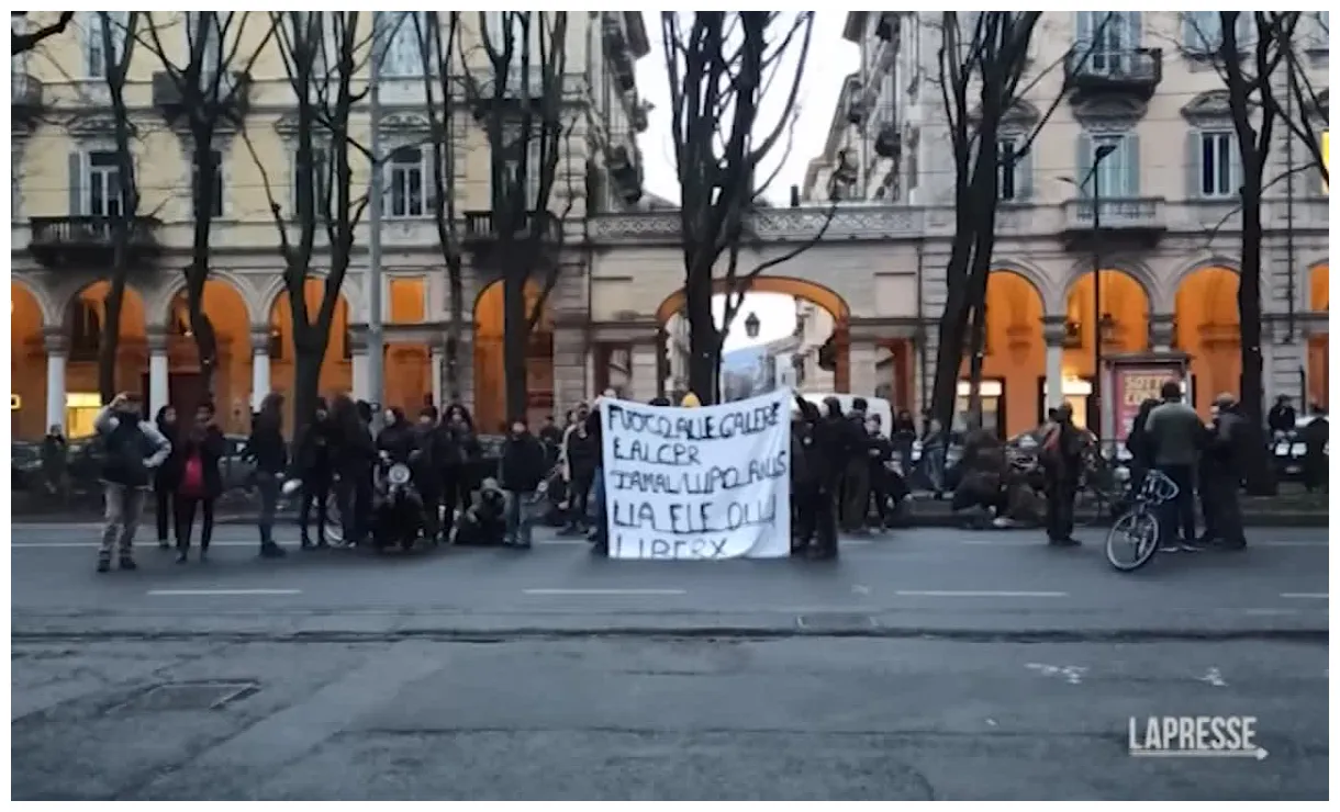 Video torino, corteo anarchici dopo assalto a volante polizia lapresse