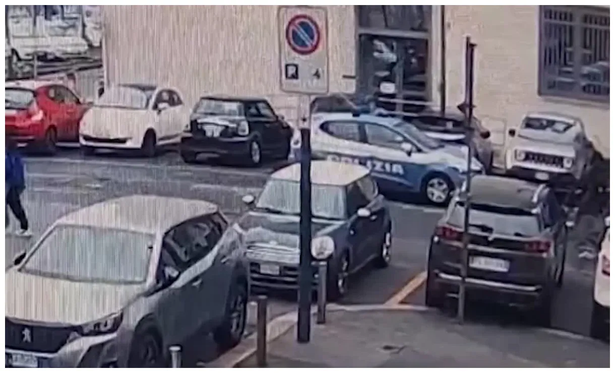 Video torino, assalto a volante polizia per impedire rimpatrio lapresse