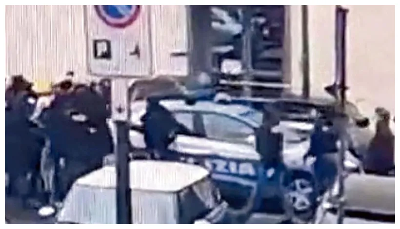 Torino, volante della polizia assaltata da anarchici davanti alla