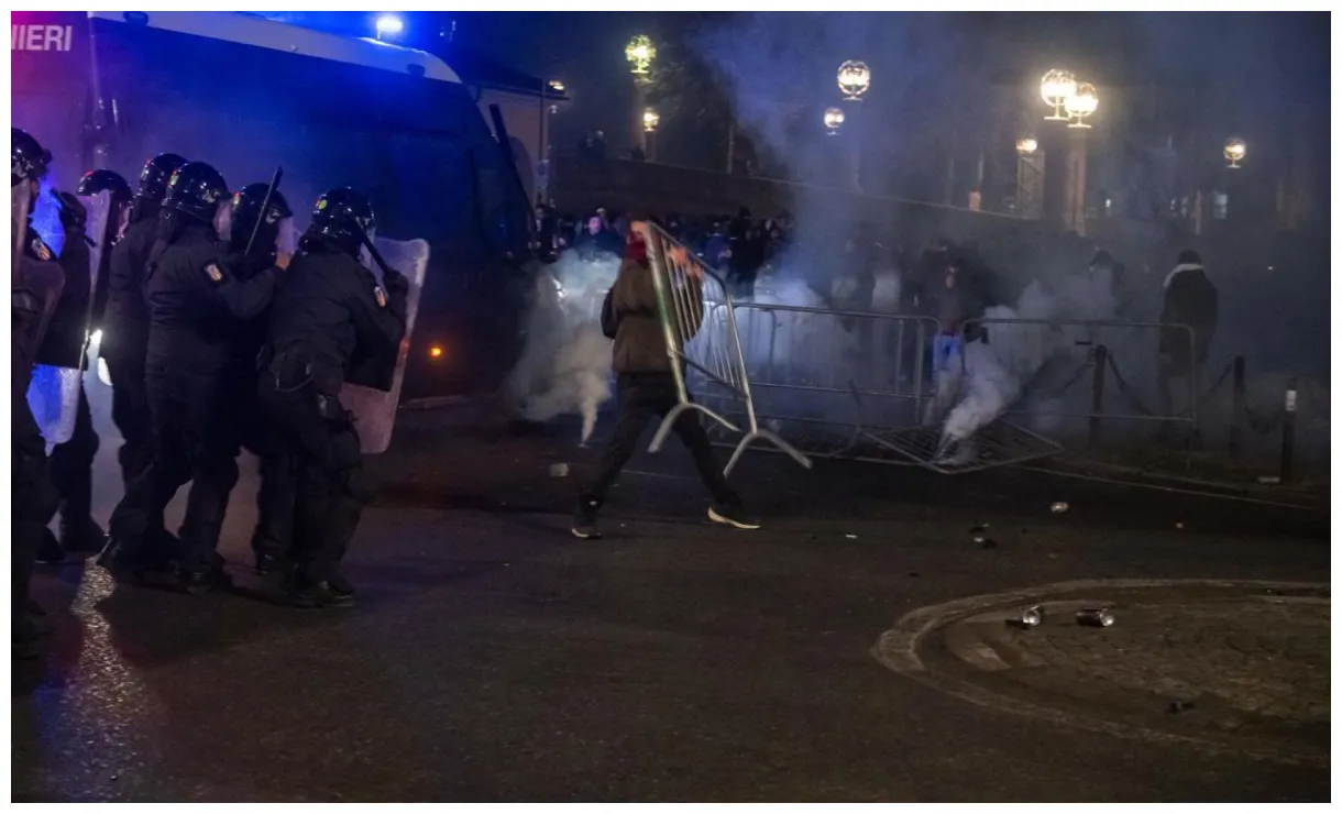 Assalto alla polizia al corteo per la morte di ramy a torino la stampa