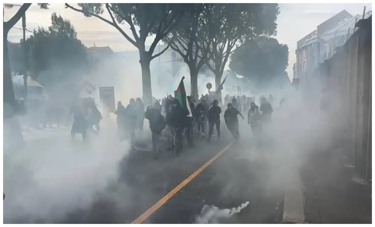Assalto alla leonardo, a torino un'ora di guerriglia lacrimogeni