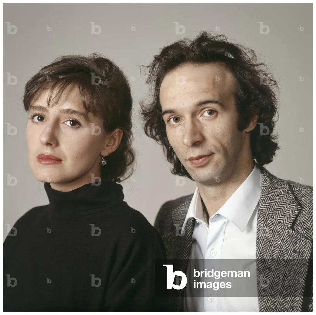 Roberto and nicoletta braschi posing