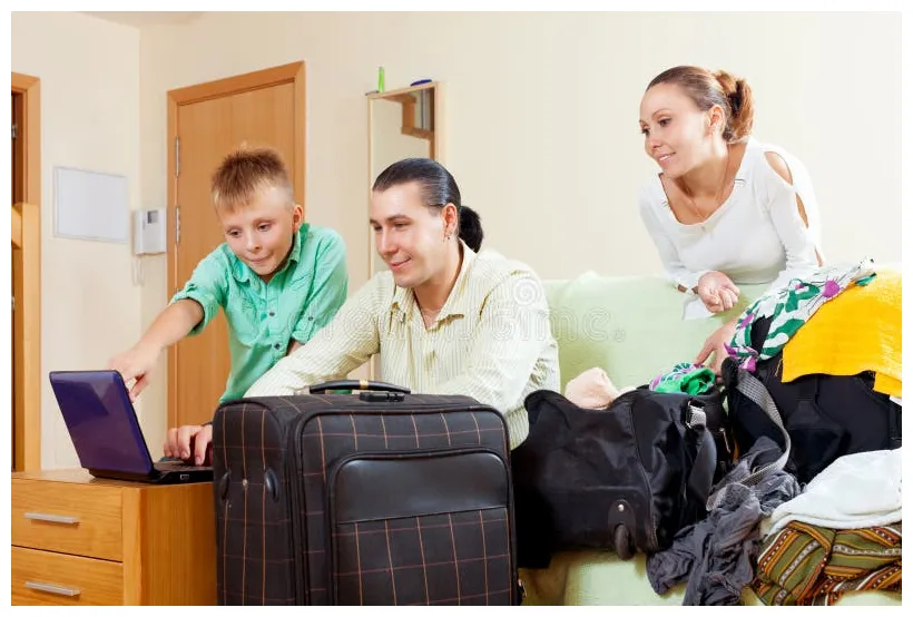 Famille de trois heureuse avec les billets de achat d'adolescent au