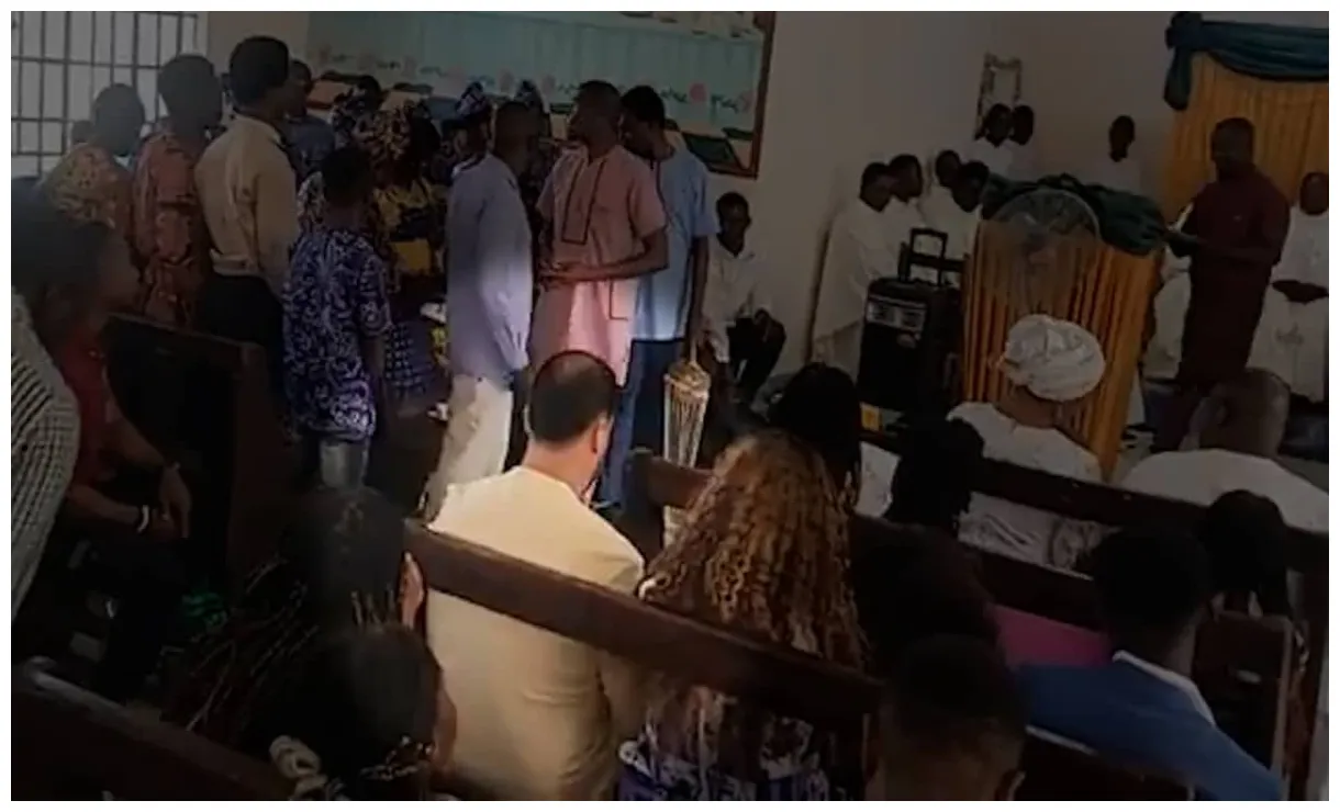 Gezochte 'Bolle Jos' woont kerkdienst bij in Sierra Leone | NU.nl