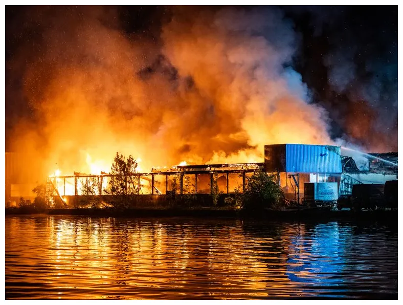 Brand bij een autobedrijf in Alphen aan den Rijn