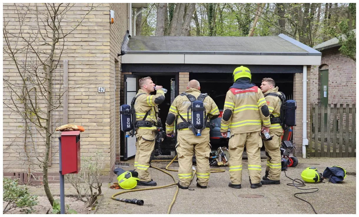 Brand in garage Ede; bewoners gewekt door buren