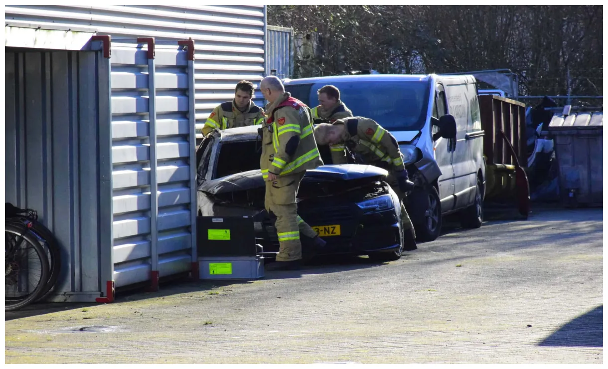 Uitgebrande auto in Ede vliegt opnieuw in brand