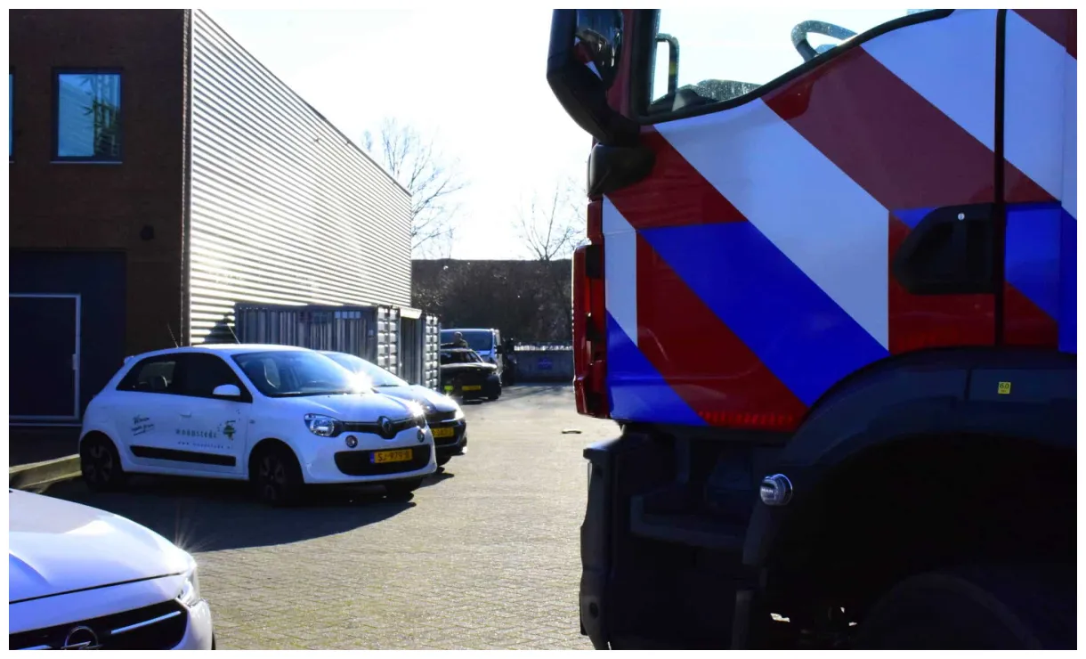 Uitgebrande auto in Ede vliegt opnieuw in brand