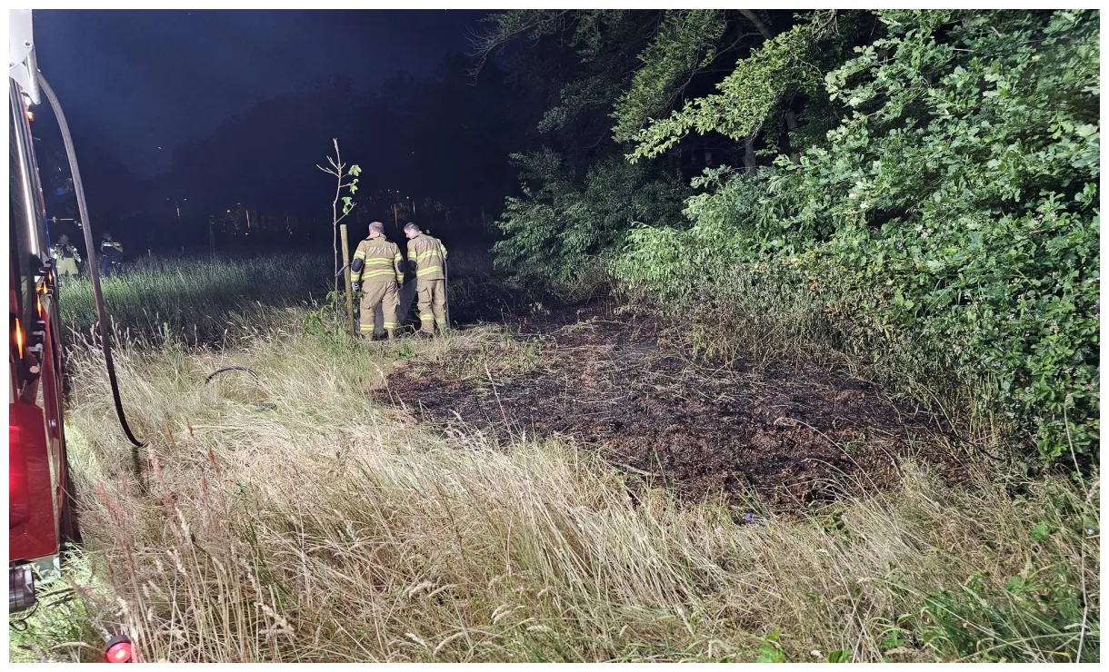 Brandweer blust brand in bosschage aan de Lunterseweg in Ede