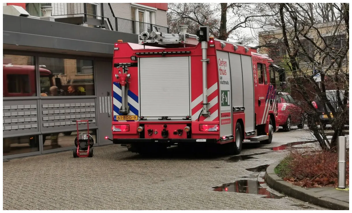 Brandweer ventileert woning aan de Weerdestein in Ede na kleine brand