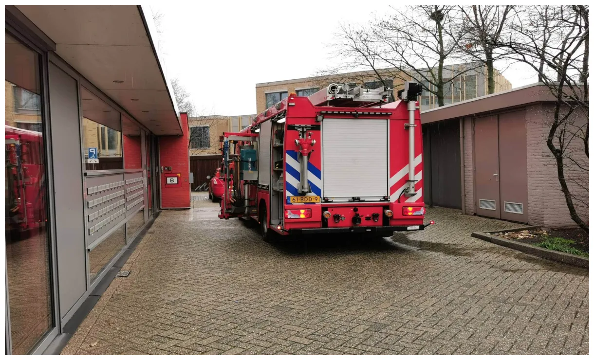 Brandweer ventileert woning aan de Weerdestein in Ede na kleine brand