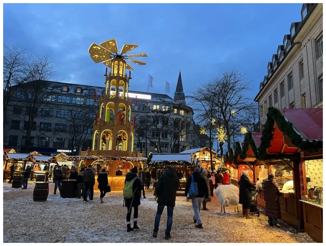 Weihnachtsmarkt-asmus--platz-kiel-2022 we love kiel