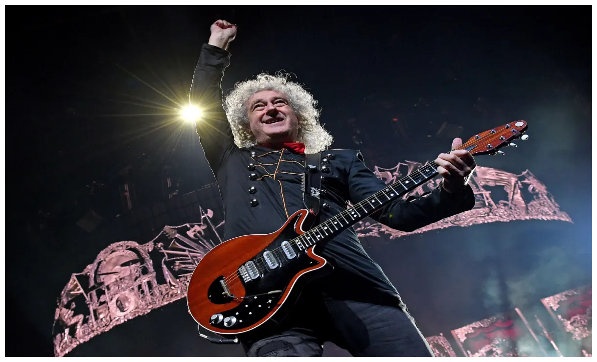 Why uses a sixpence instead of plastic guitar picks