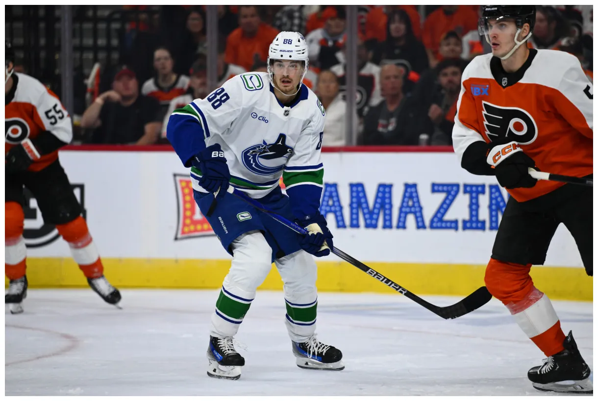 Flyers should claim interesting canucks forward yahoo sports