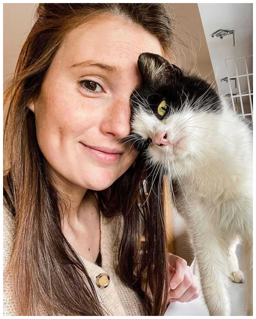 Un chat remercie la femme qui lui a ouvert ses portes après avoir vécu