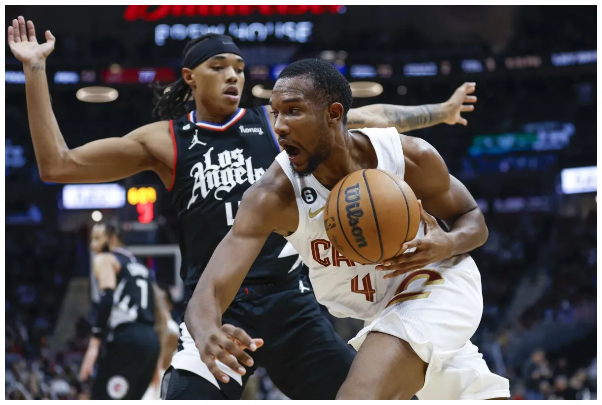 Kawhi leonard and paul george sit in clippers' loss to cavaliers los