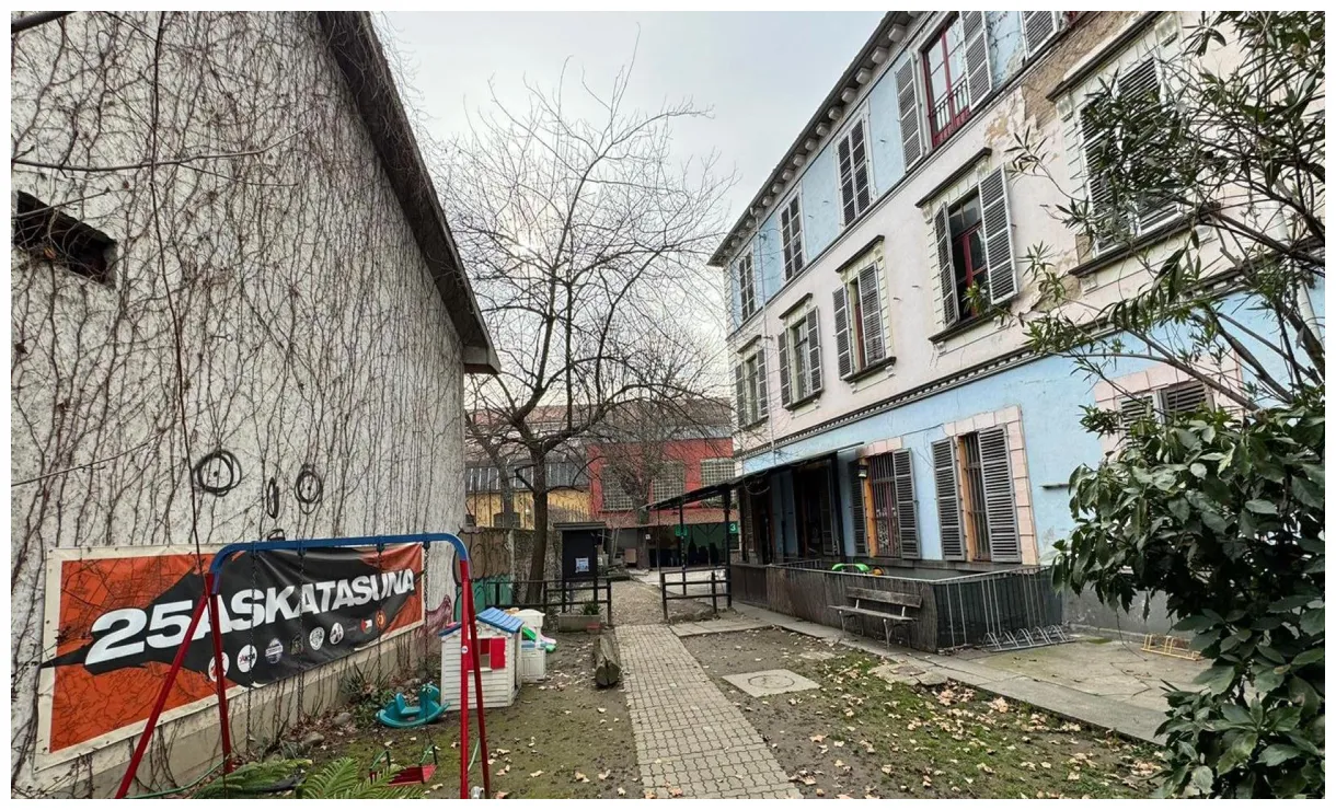 Askatasuna torna al comune di torino, i militanti lasciano l'edificio