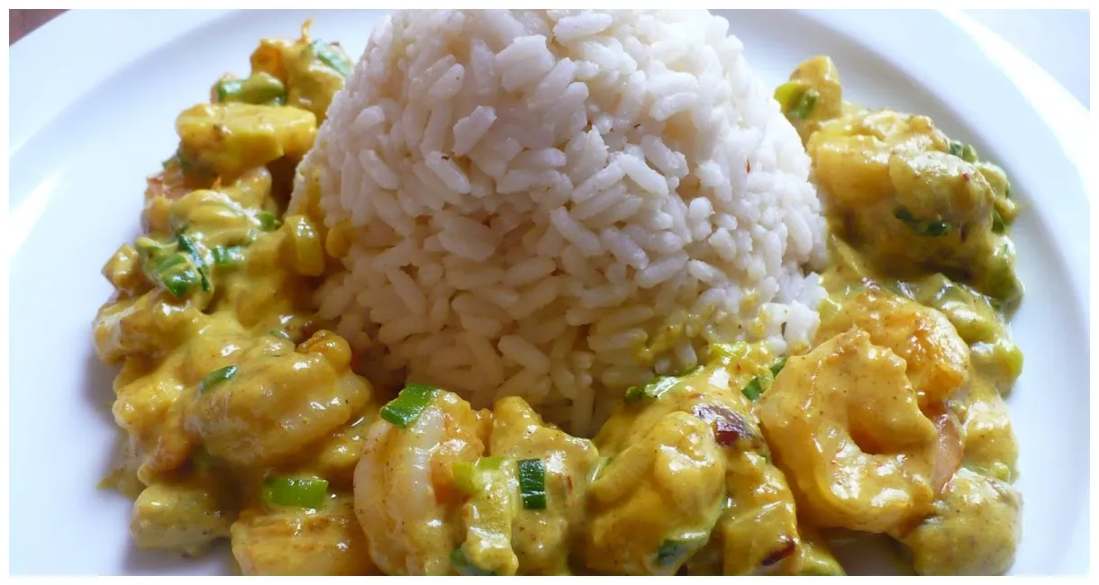 Essen aus engelchens küche curry-garnelen in bananen-kokos-curry mit reis
