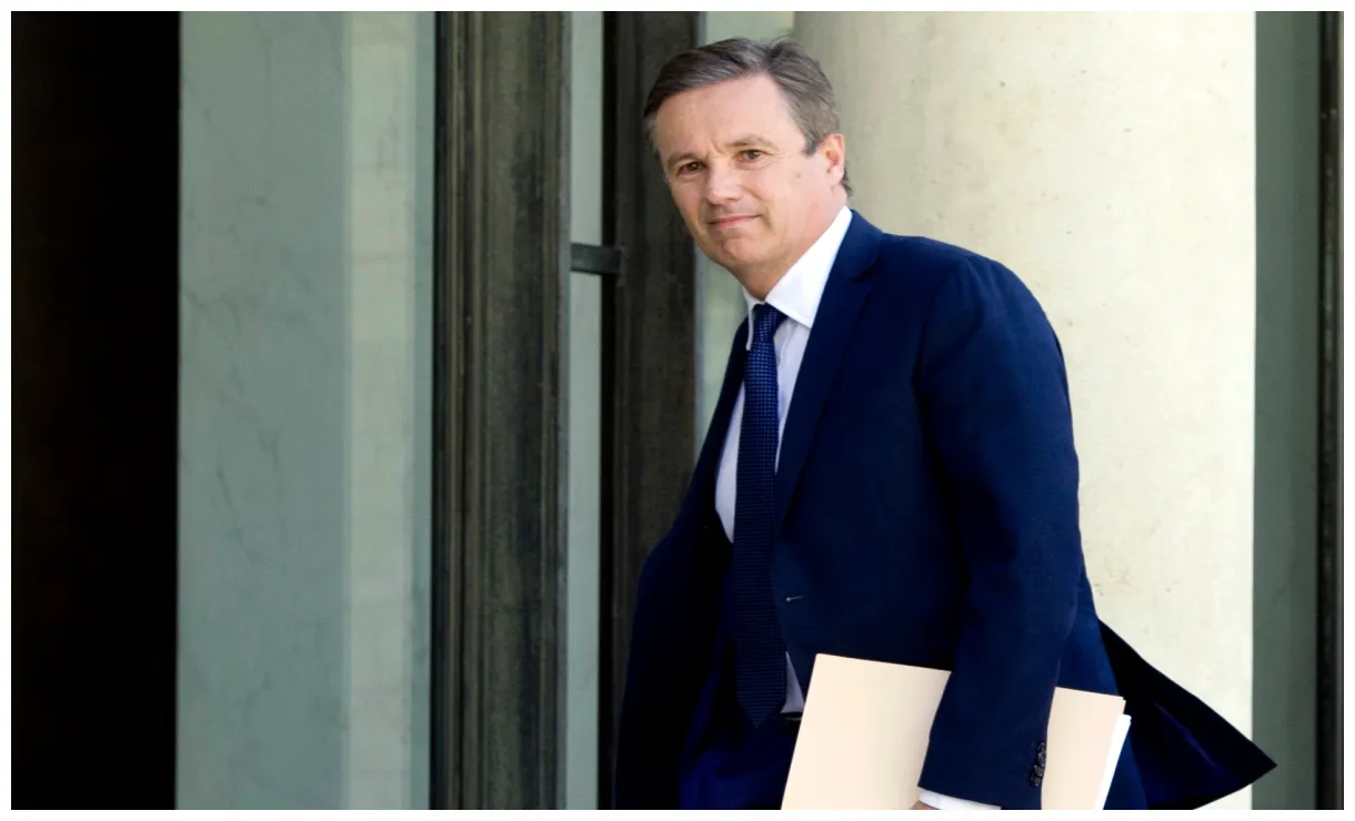 Dupont-aignan "n'empruntera jamais dans une banque étrangère"