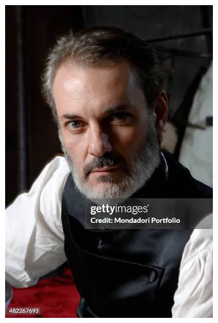 Italian actor , playing the role of italian news