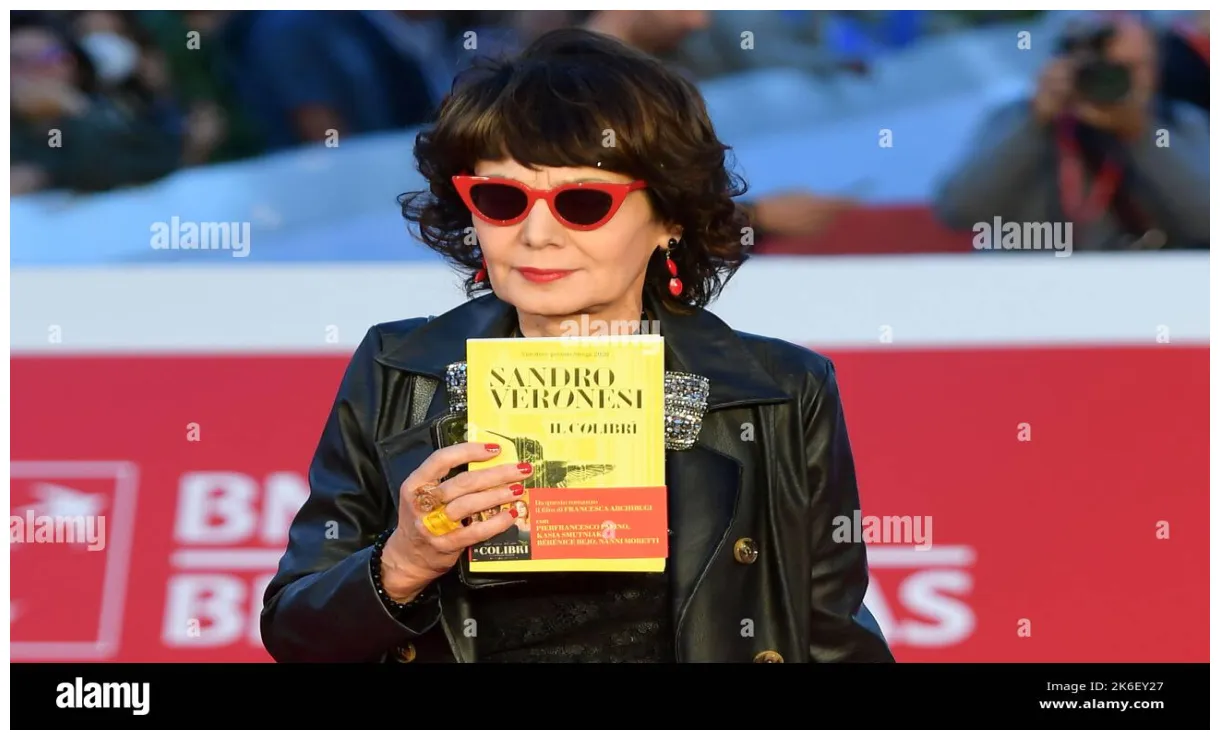 Attends the red carpet of the movie "colibrì" at the