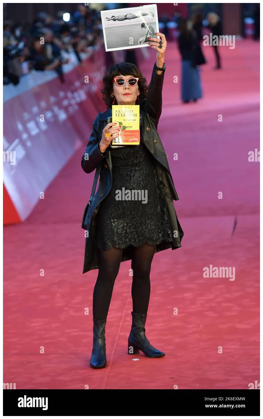 Attends the red carpet of the movie "colibrì" at the
