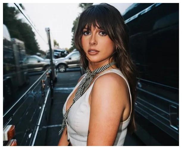 Who is ? age, height, husband, net worth, and bio