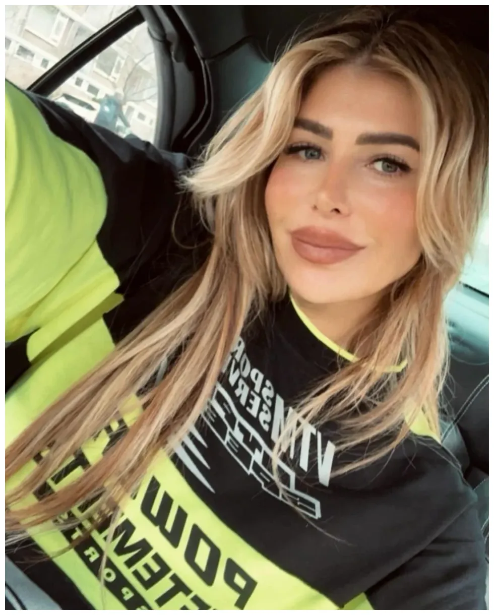 FOTO'S: Estelle Cruijff heeft het zichtbaar koud in paarse bikini