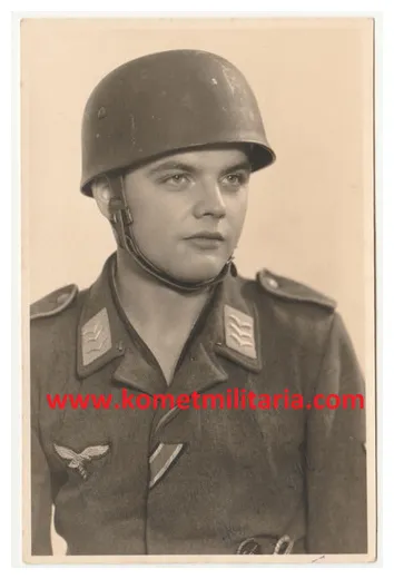 Studio Portrait Fallschirmjäger mit Helm und Orden | Komet Militaria