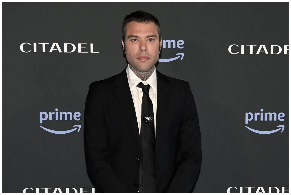 E i rumors sulla sua assistente la replica "in maschera"