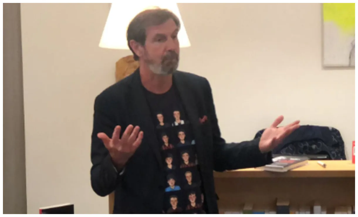 Prophet at home with his book sportal.eu