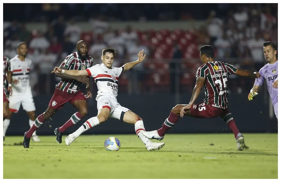 Fluminense erra muito, perde para o são paulo e segue na zona de