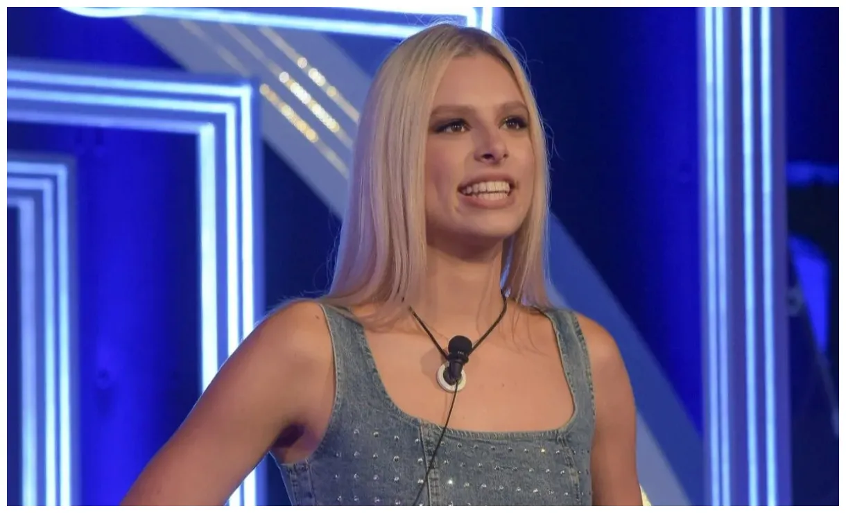 Grande fratello, richiamo per giulia soponariu canticchiava la parodia