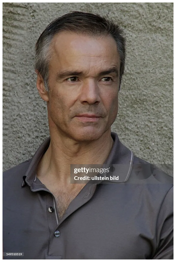 Schauspieler bei einem fototermin am set des sat1