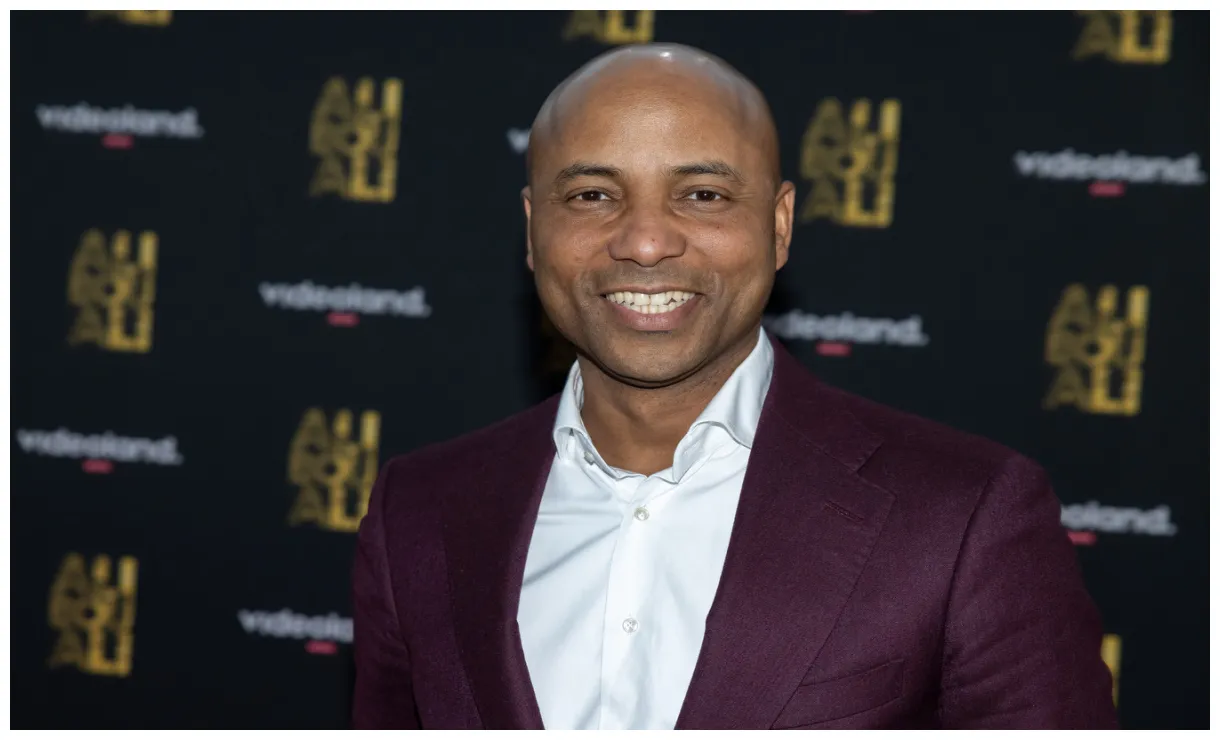 Keert terug met zijn zondagse talkshow foto ad.nl