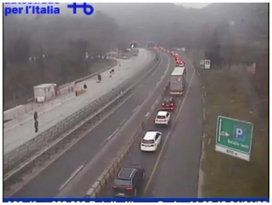 Incidente in a26, dieci chilometri di code e rallentamenti disagi per