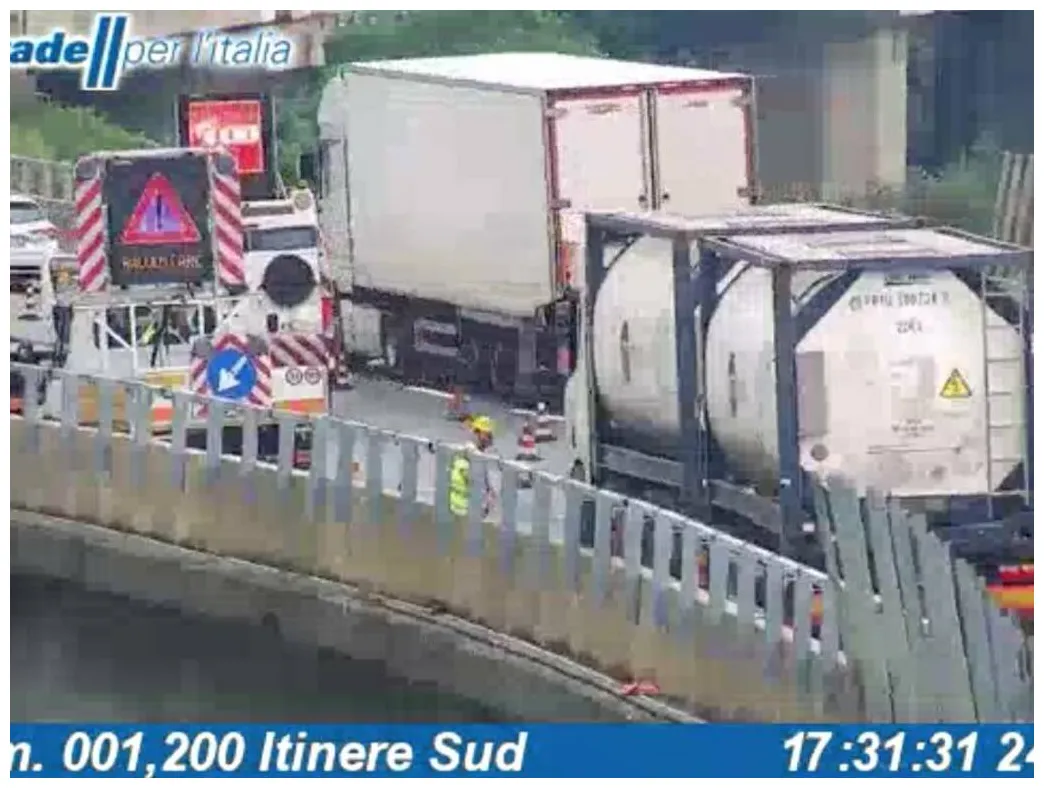 Tamponamento tra due tir e due auto sulla a26 caos traffico verso