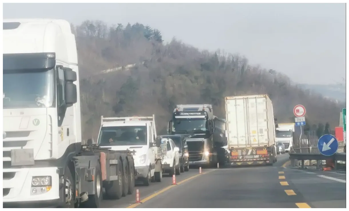 Caos autostrade, incidente in area di cantiere in a26 cinque veicoli