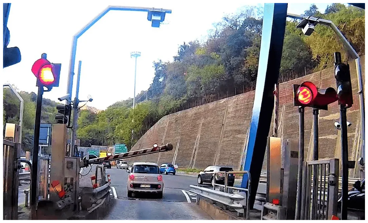 Genova minivan blocca la corsia lunghe code a masone