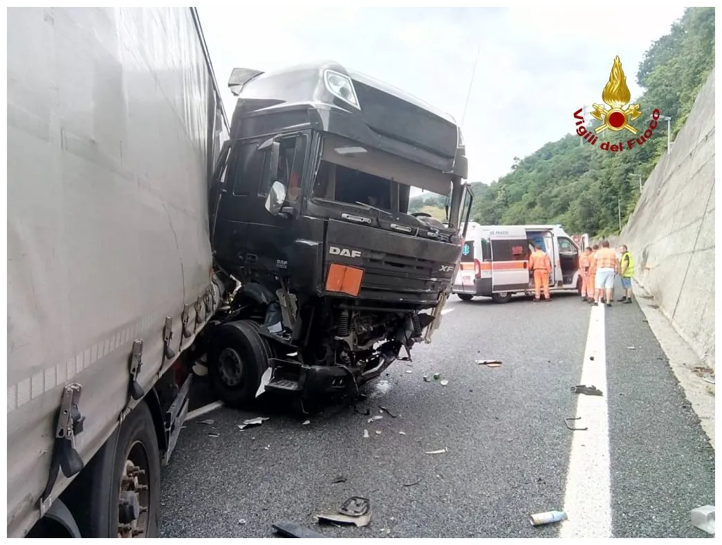 Camion si schianto contro muro genova24.it